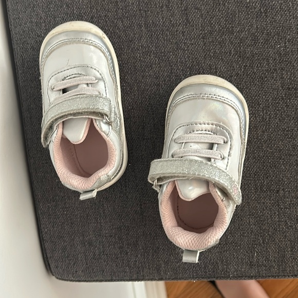 Stride Rite 360 Girls Natasha Sneaker, Silver, 4 Toddler - Picture 2 of 5